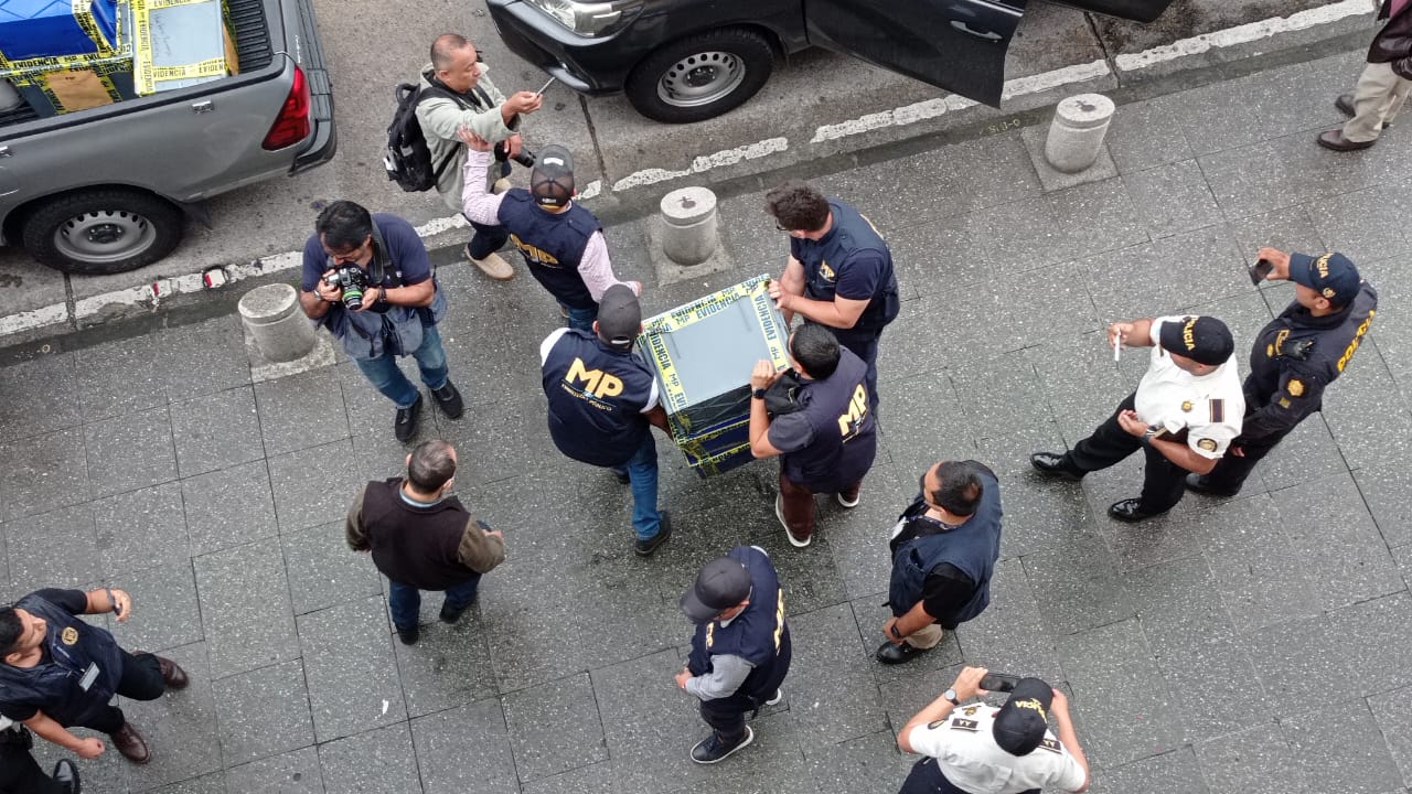 Fotos: Empujones, reclamos y cadena humana de magistrados, así fue la sustracción de actas electorales en el allanamiento en el TSE'