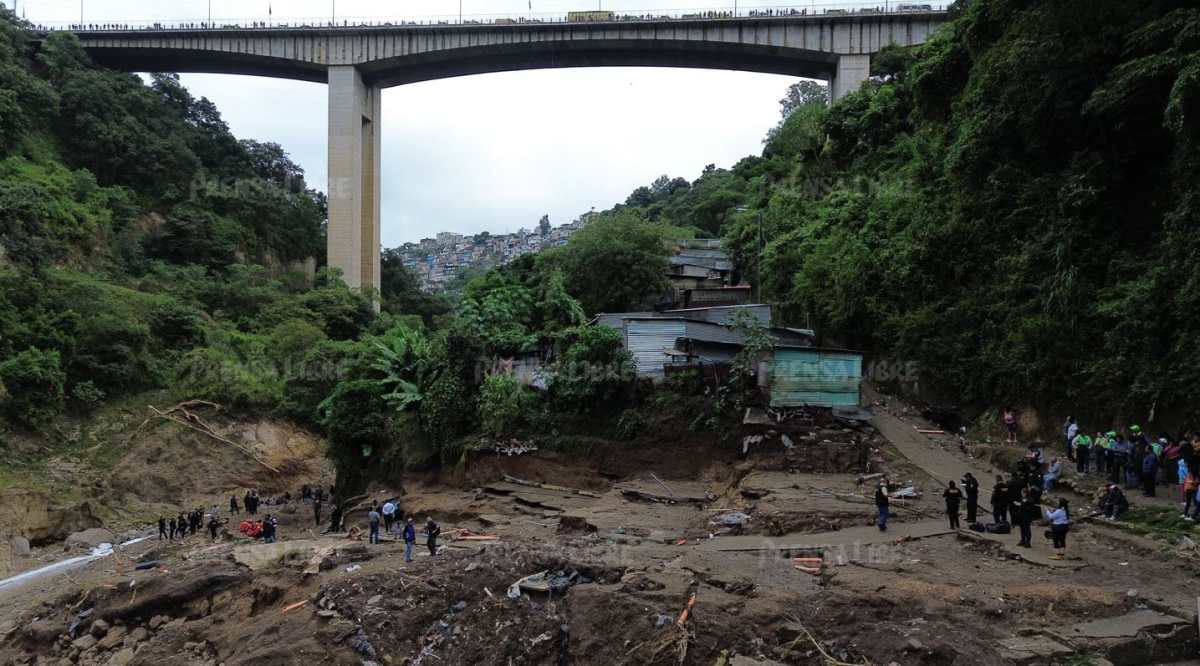 Fotos: Las escenas que revelan el daño que un río causó en un asentamiento bajo el puente El Naranjo y cómo buscan a los desaparecidos