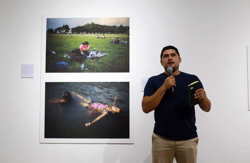 Fotógrafos salvadoreños muestran en exposición historias de mujeres migrantes