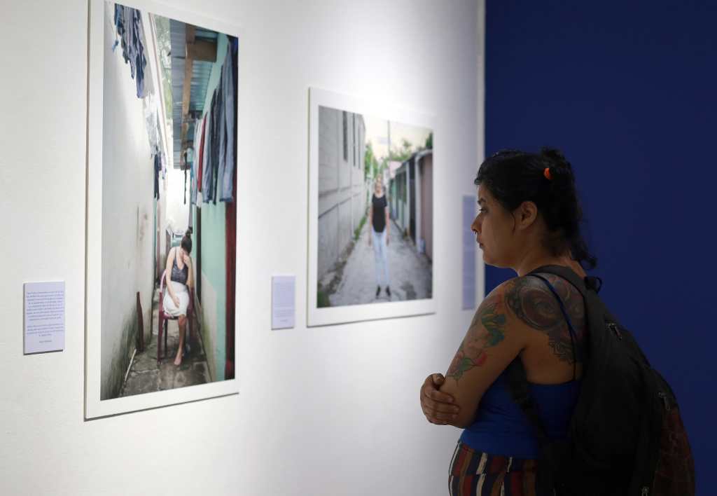 Fotógrafos salvadoreños muestran en exposición historias de mujeres migrantes