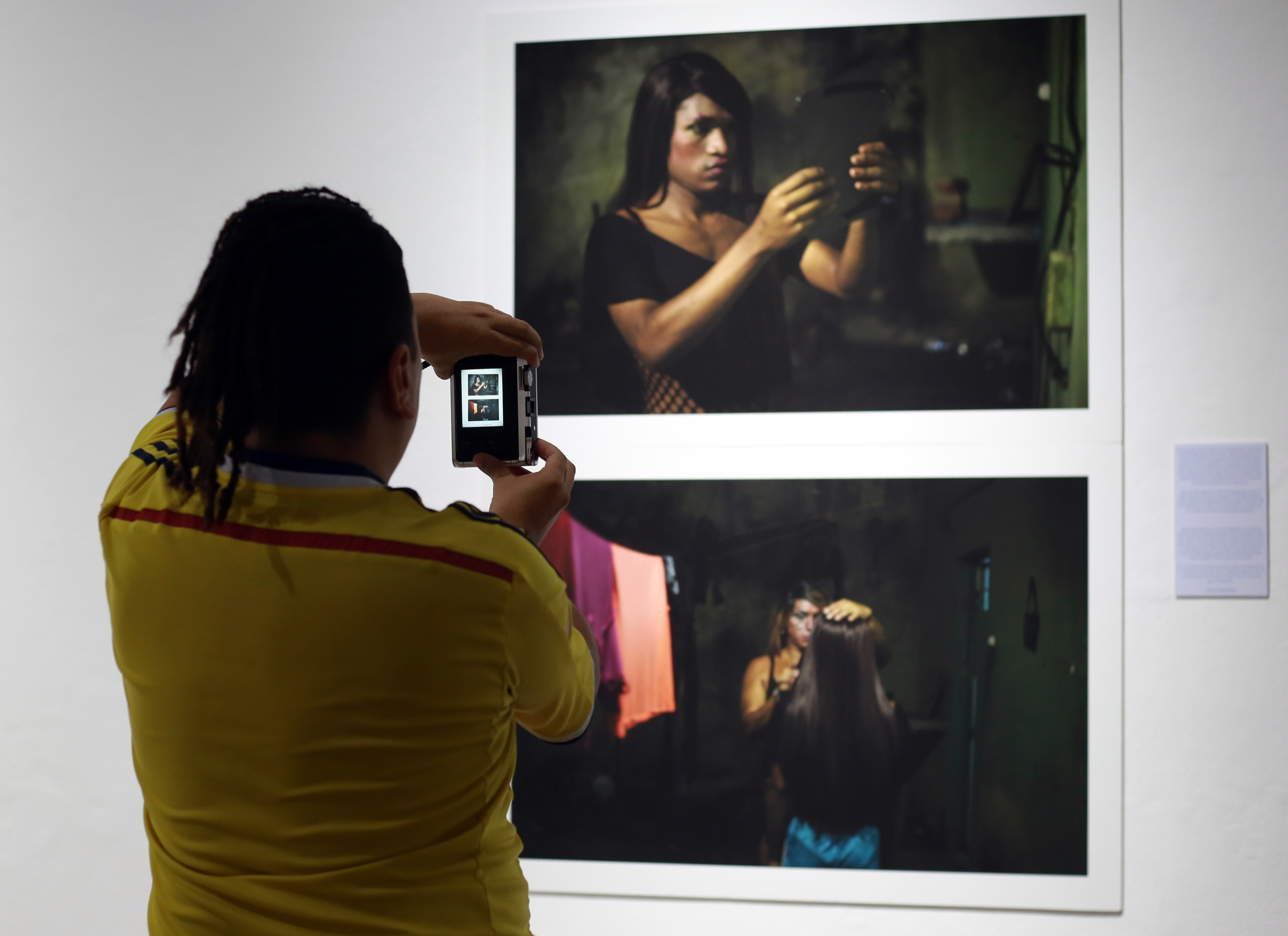 “El viaje eterno de Mesoamérica” las imágenes que muestran la exposición de fotógrafos salvadoreños sobre las historias de mujeres migrantes