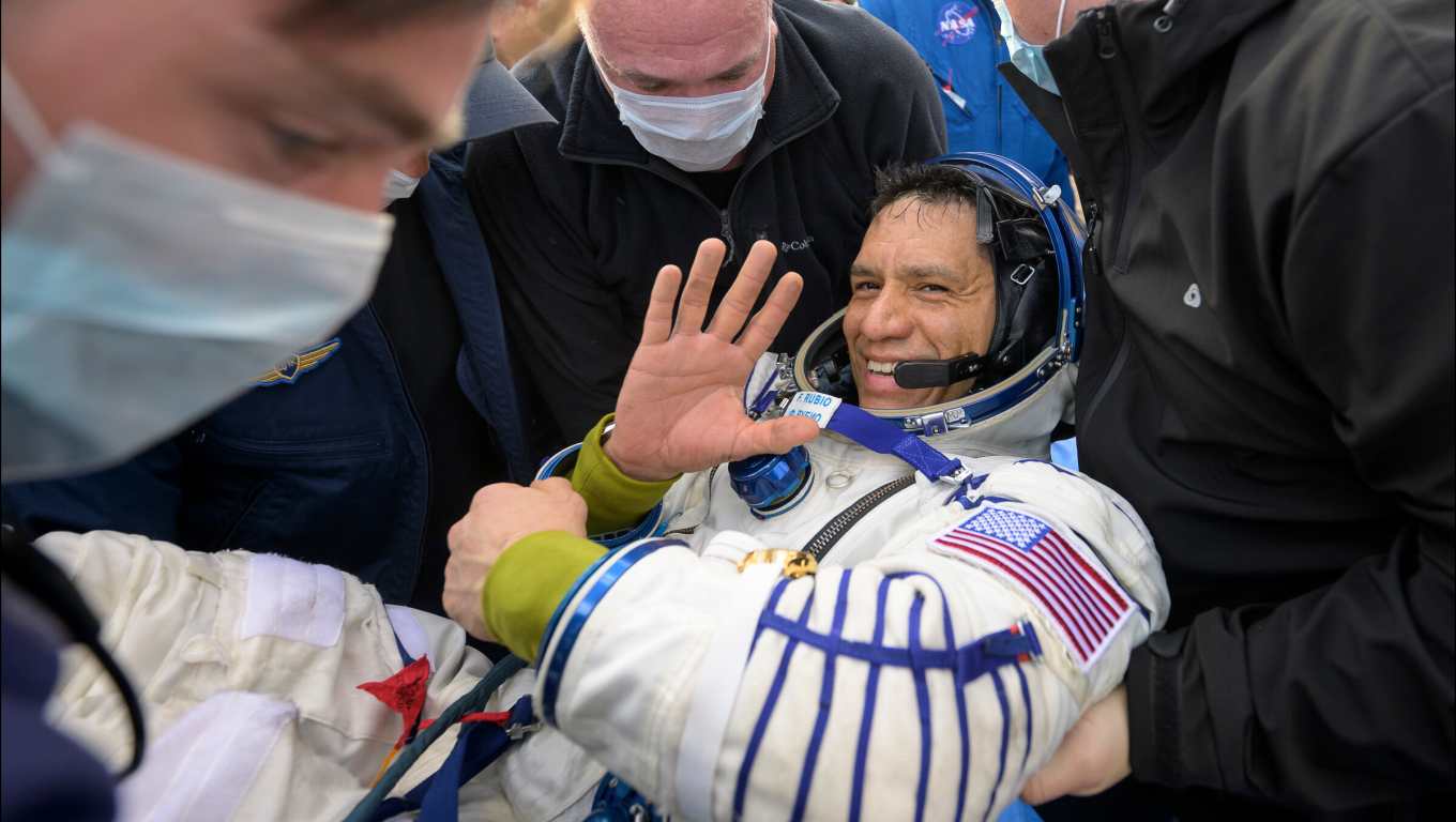 El astronauta estadounidense de origen salvadoreño Frank Rubio regresó a la Tierra luego de 371 días en el espacio. (Foto Prensa Libre:  @nasahqphoto)