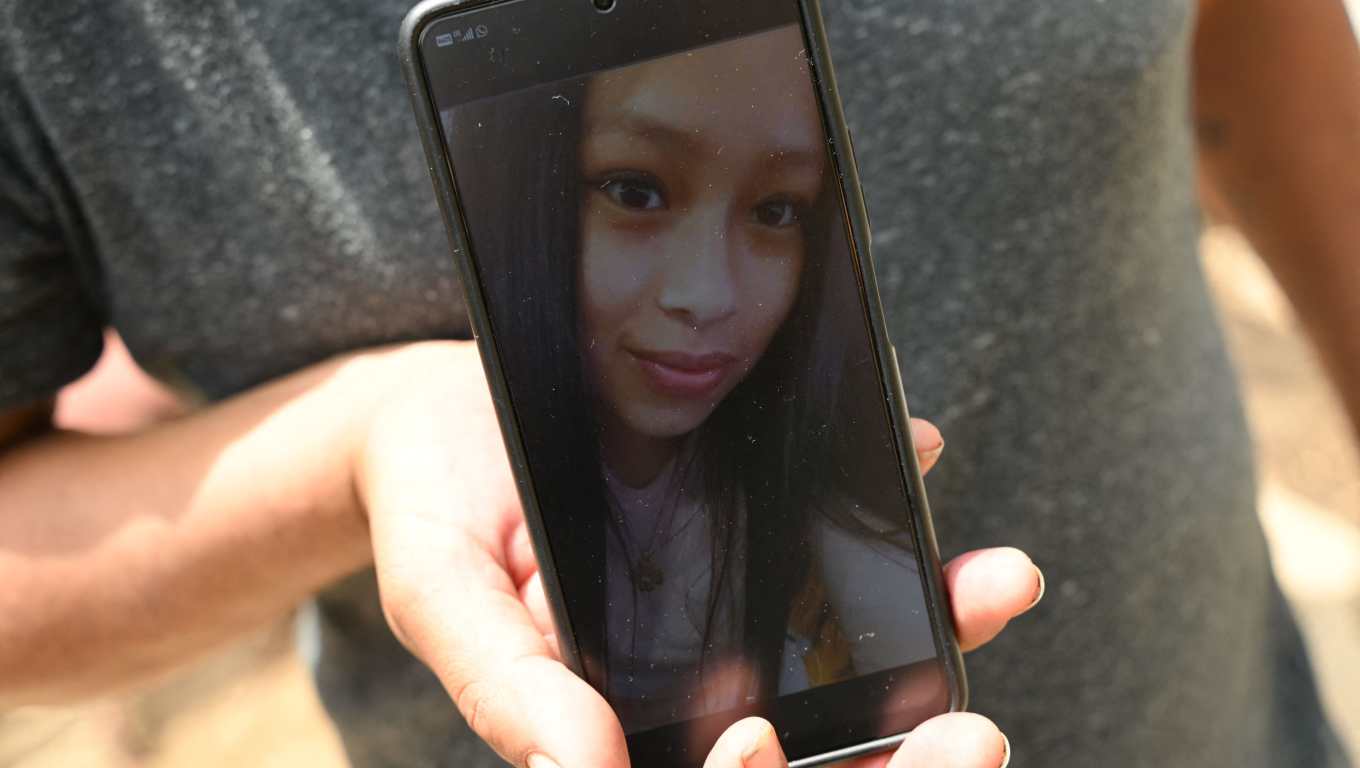 Josefina Escalante, de 23 años, es una de las personas desaparecidas a causa de la correntada del río Naranjo, en la zona 7 de la capital. (Foto Prensa Libre: AFP)