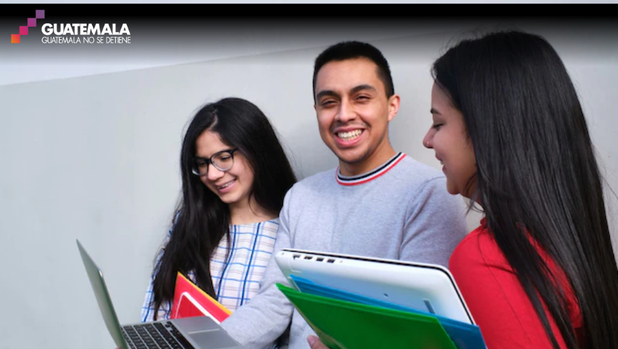 Los guatemaltecos cuentan con varias opciones para desarrollar sus habilidades en la Programación. (Foto Prensa Libre: Freepik)