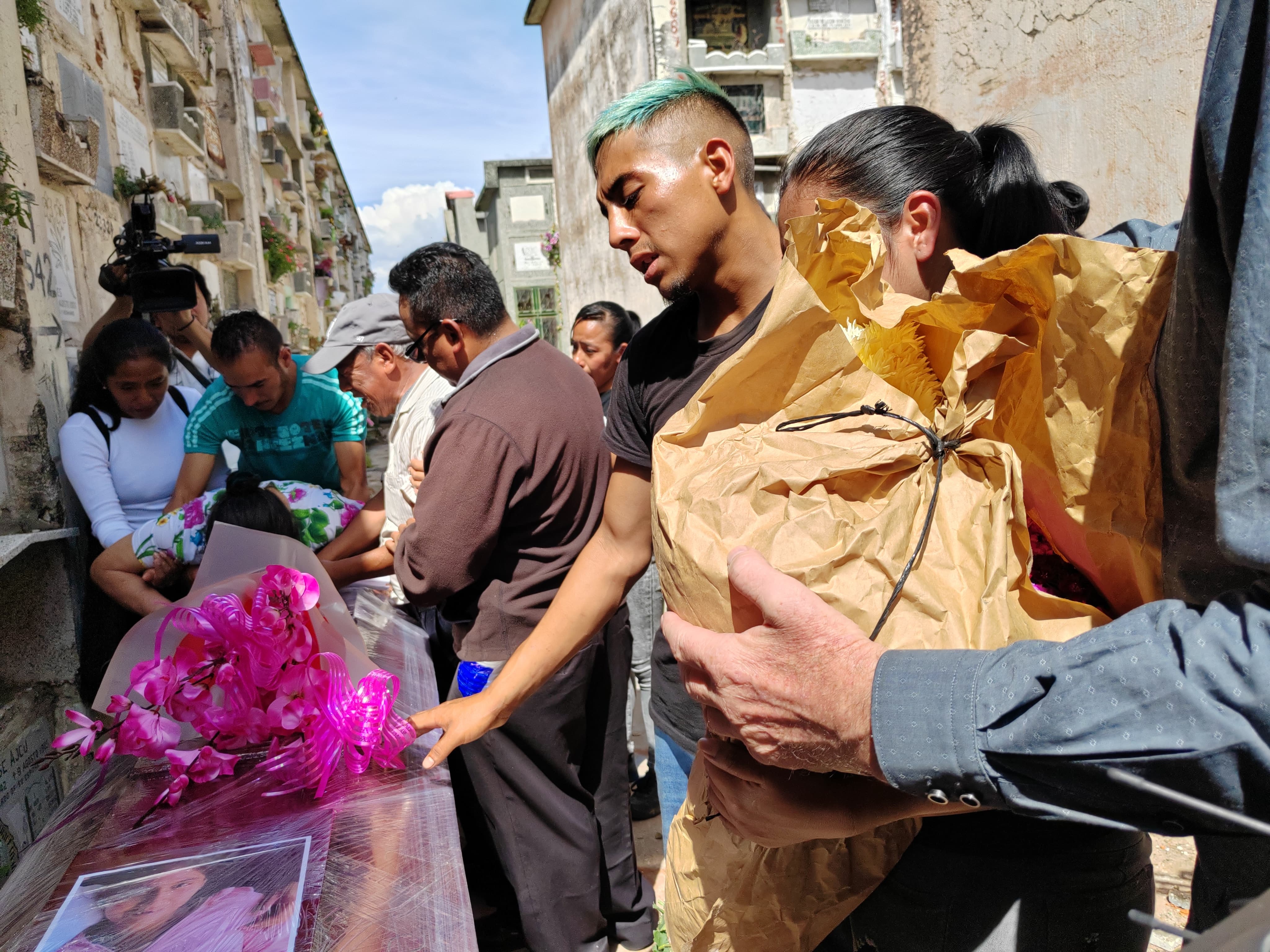 Familiares le dan el último adiós a Karla Roxana de Paz, quien murió cuando un río arrastró viviendas en el asentamiento Dios es Fiel, bajo el puente El Naranjo. (Foto Prensa Libre: Byron Rivera) 