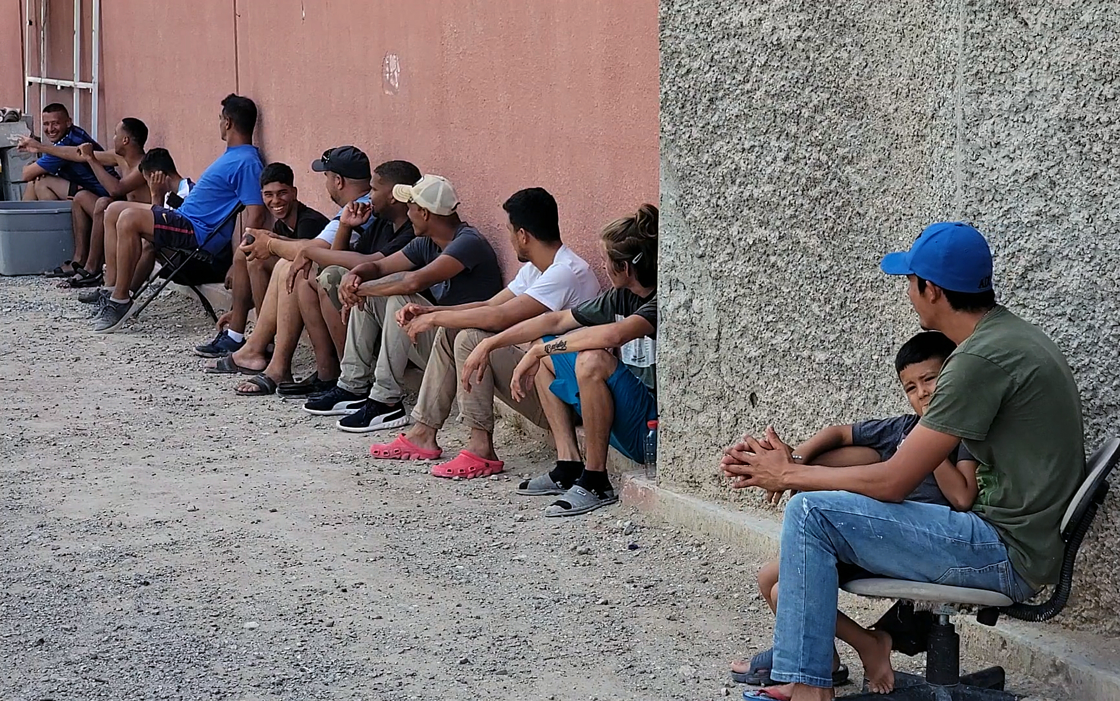 Decenas de migrantes llegan a la frontera norte de México, en Ciudad Juárez, en su camino hacia EE. UU. (Foto Prensa Libre: EFE)