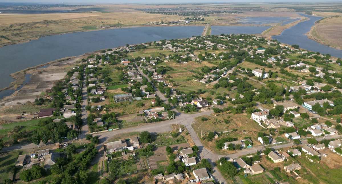 El pueblo de Afanasiivka, en la región ucraniana de Nicolaiev, que se inundó cuando se voló la presa de Kajovka, el 5 de julio de 2023. (Finbarr O’Reilly/The New York Times).