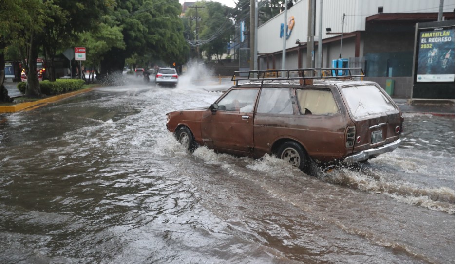 La lluvia convirtió en ríos varias calles de la ciudad capital. (Foto Prensa Libre: Érick Ávila)