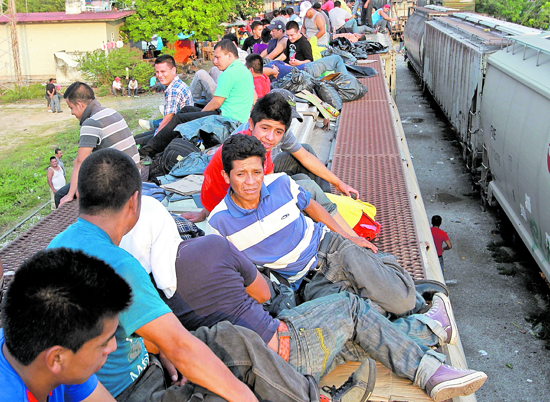 El tren de carga llamado la Bestia lleva sobre su techo a decenas de migrantes, pero muchos caen y mueren o resultan gravemente heridos. (Foto Prensa Libre: Sergio Morales)
