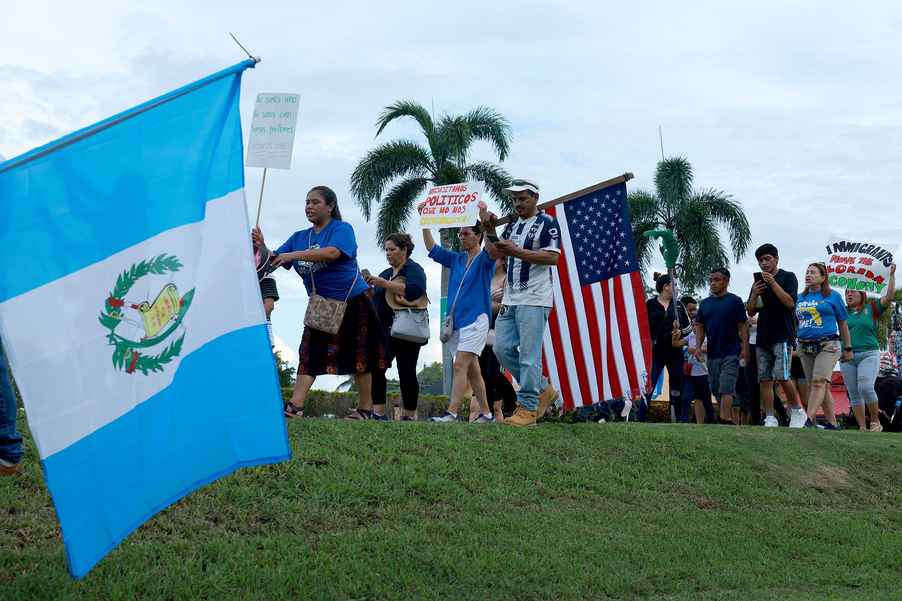 Cerca de tres millones de guatemaltecos radican en EE. UU. y se quejan de los servicios consulares. En la imagen participan en una protesta en Florida. (Foto Prensa Libre: Hemeroteca PL)
