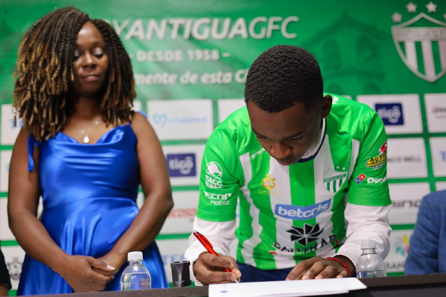 Marvin Ávila Jr firma su contrato
