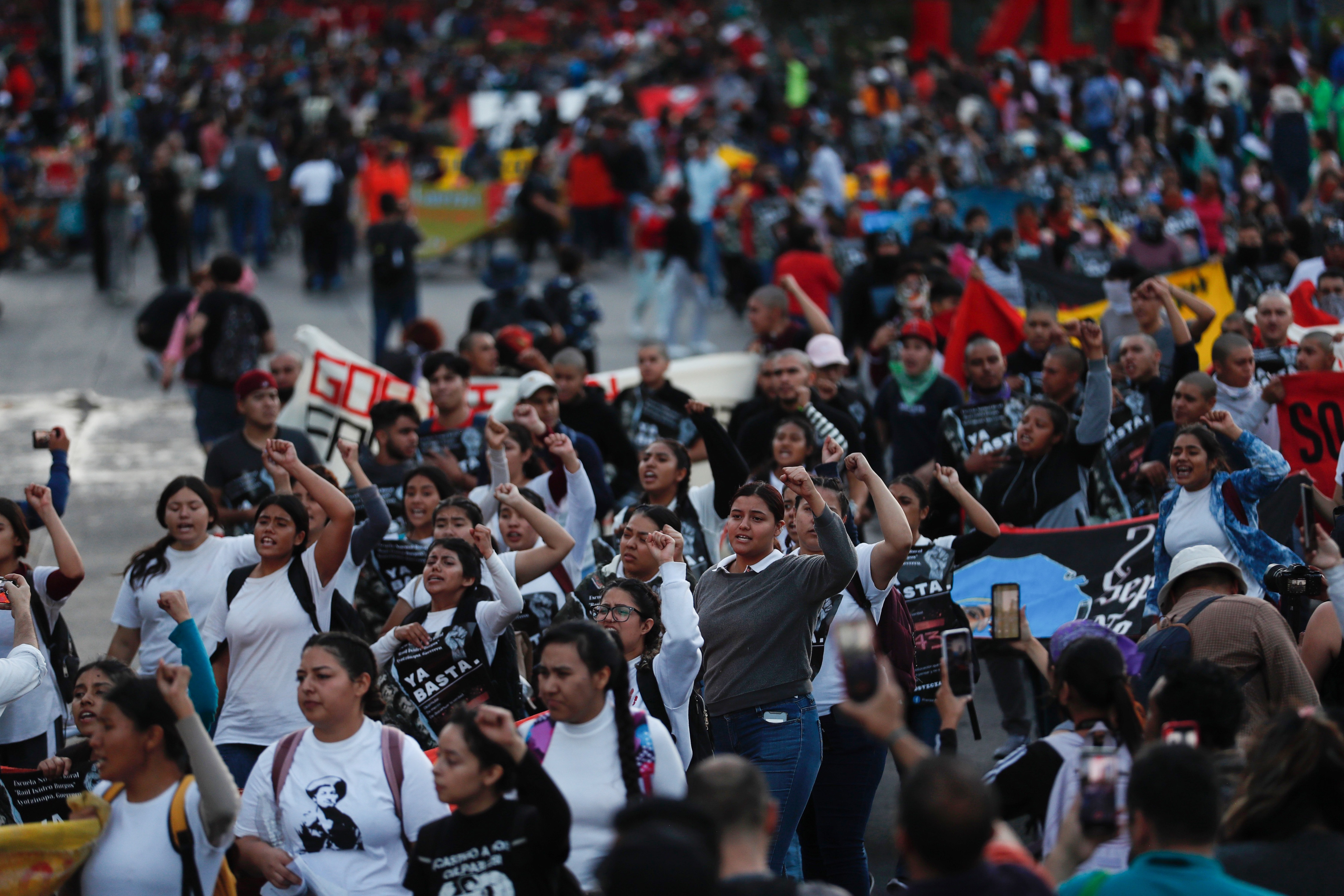 Miles de personas marcharon en México por retrocesos en caso Ayotzinapa ...