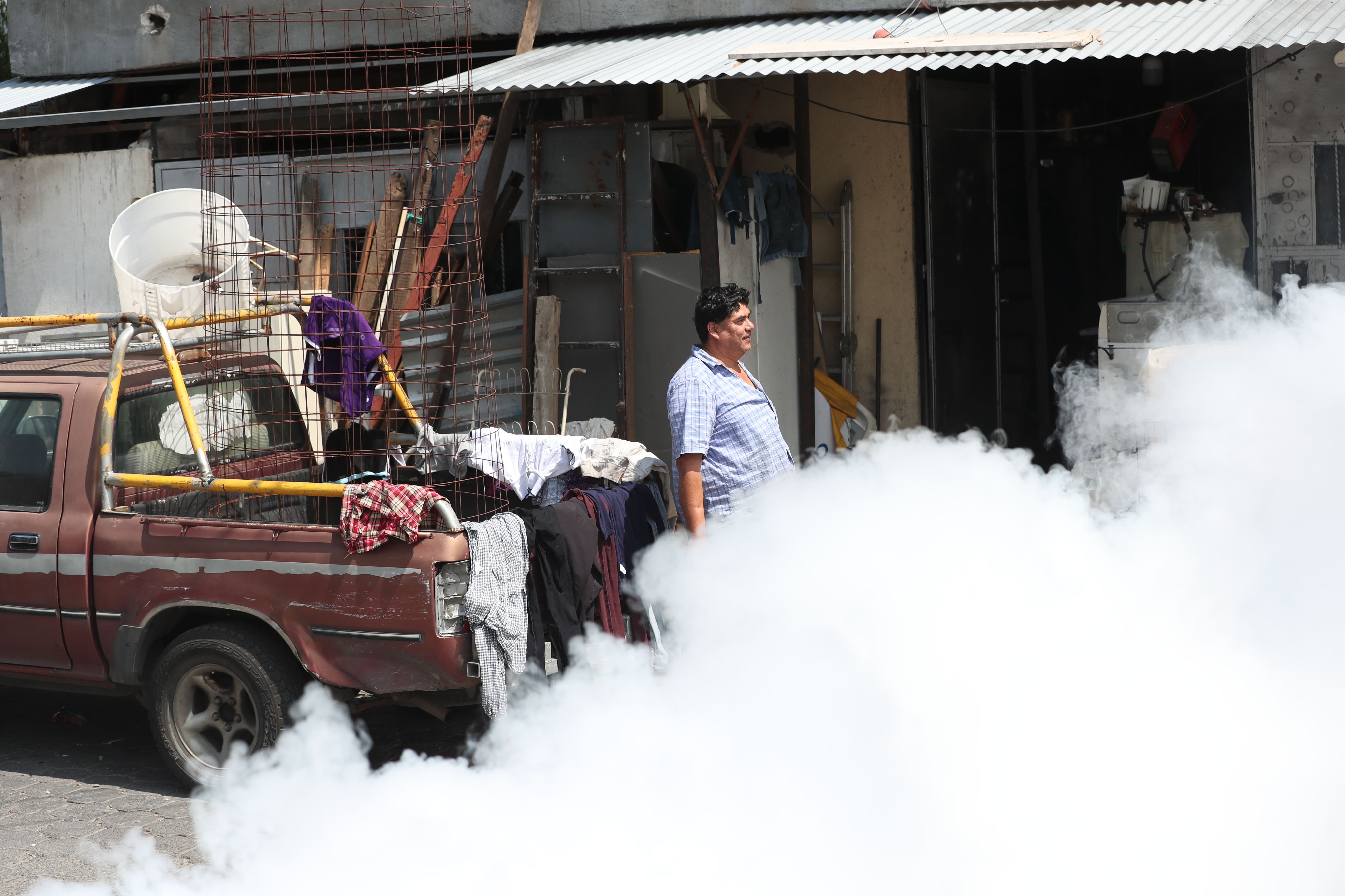Las autoridades de Salud efectúan jornadas de fumigación contra el zancudo transmisor del dengue. (Foto Prensa Libre; Érick Ávila)