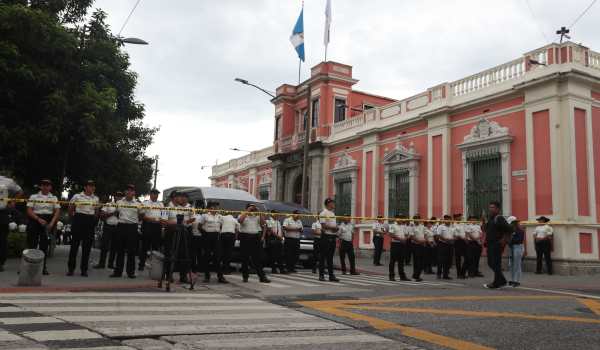 La sede central del TSE fue allanada y fiscales se apoderan de actas electorales. Fotografía: Prensa Libre (Juan Diego González).