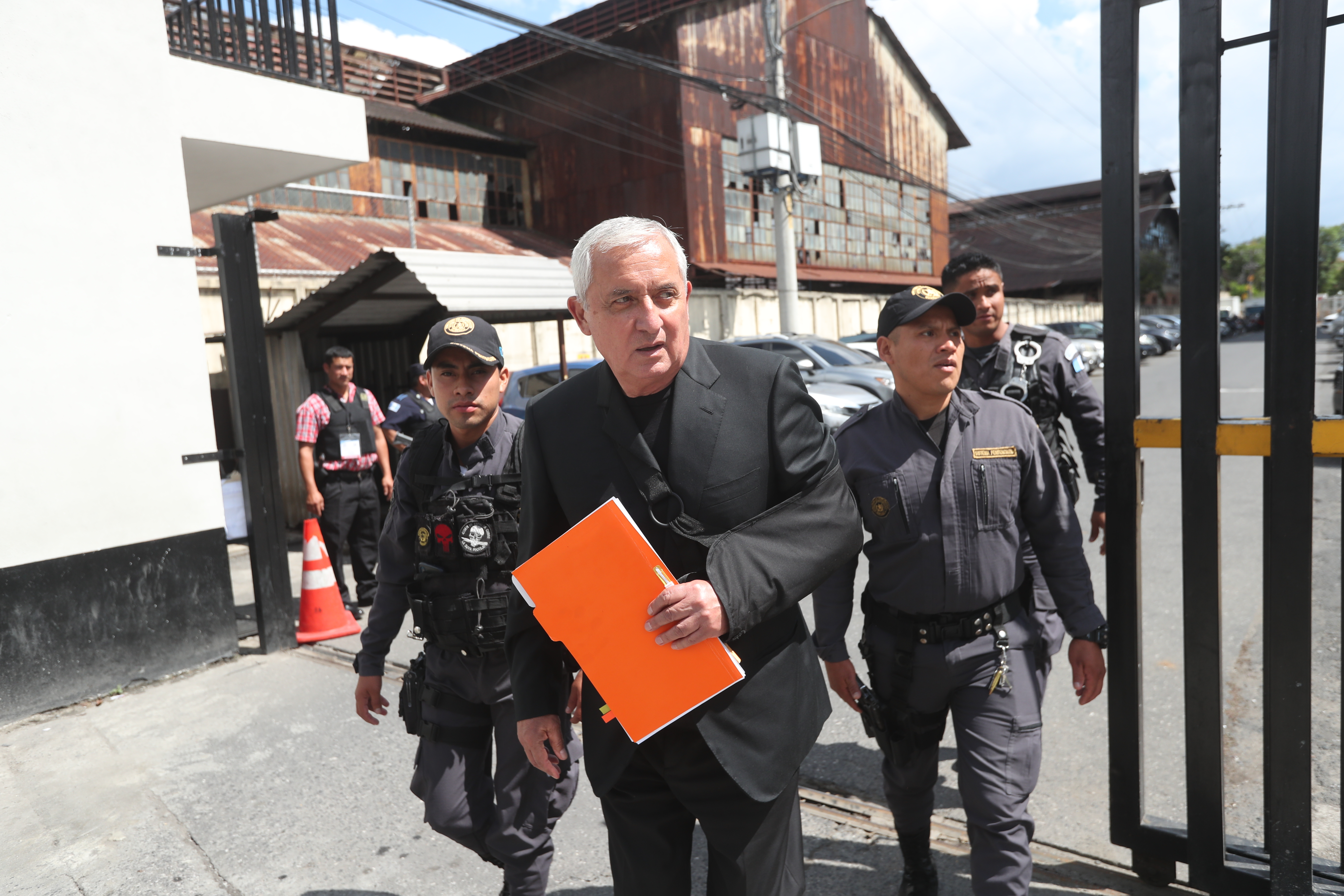 Otto Pérez Molina al llegar a la audiencia en la que aceptó los cargos por el caso Cooptación del Estado. (Foto Prensa Libre: Erick Ávila)