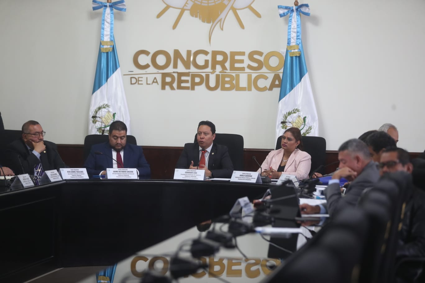 Los integrantes de la Comisión de Finanzas del Congreso realizan las audiencias públicas para escuchar los requerimientos presupuestarios para 2024 a representantes de varias entidades. (Foto Prensa Libre: Juan Diego González) 
