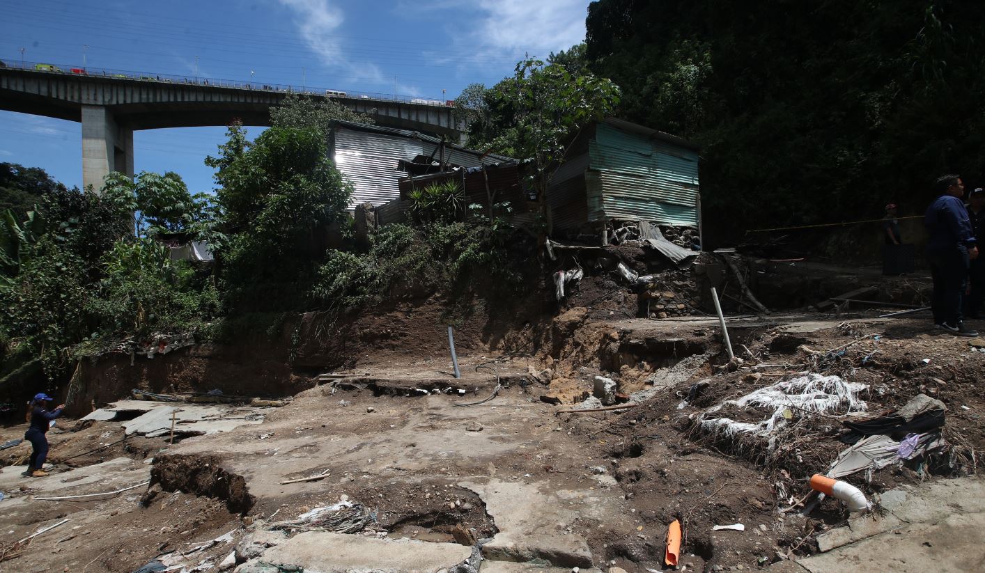 Lugar donde al menos 18 personas fueron arrastradas por un río en el asentamiento Dios es Fiel, bajo el puente El Naranjo. (Foto Prensa Libre: María José Bonilla)