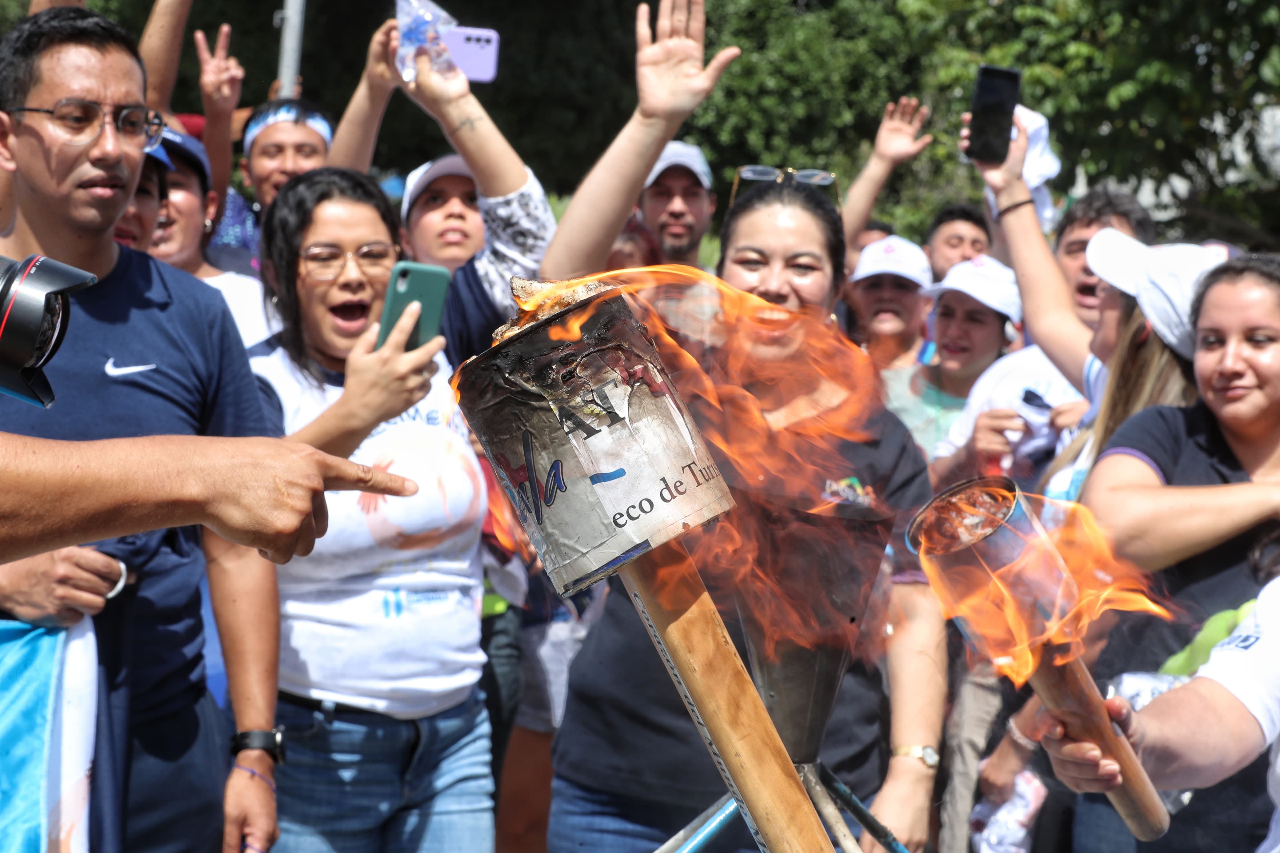 Personas llegan al Obelisco'