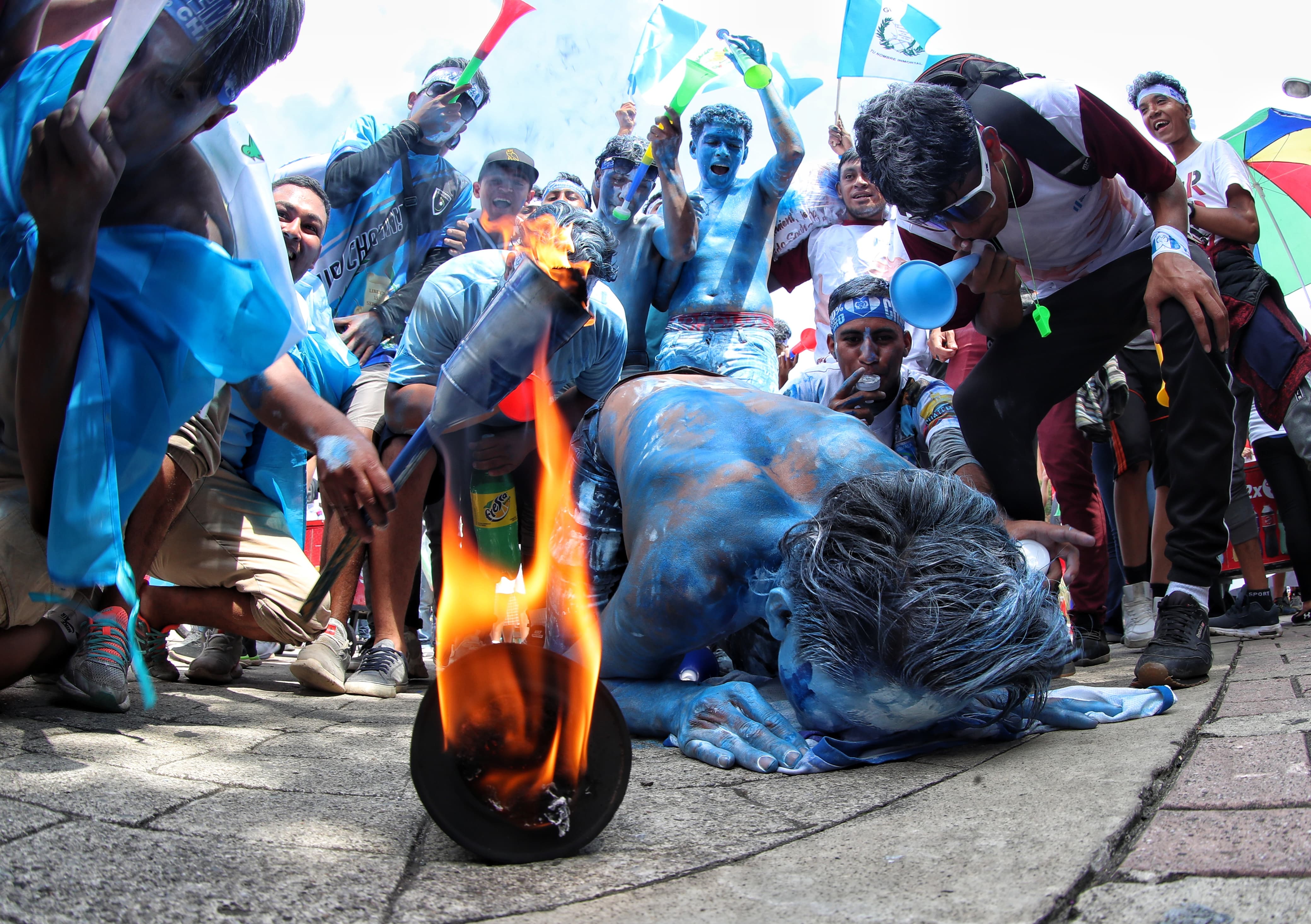 Personas se pintan con los colores de la bandera de Guatemala'