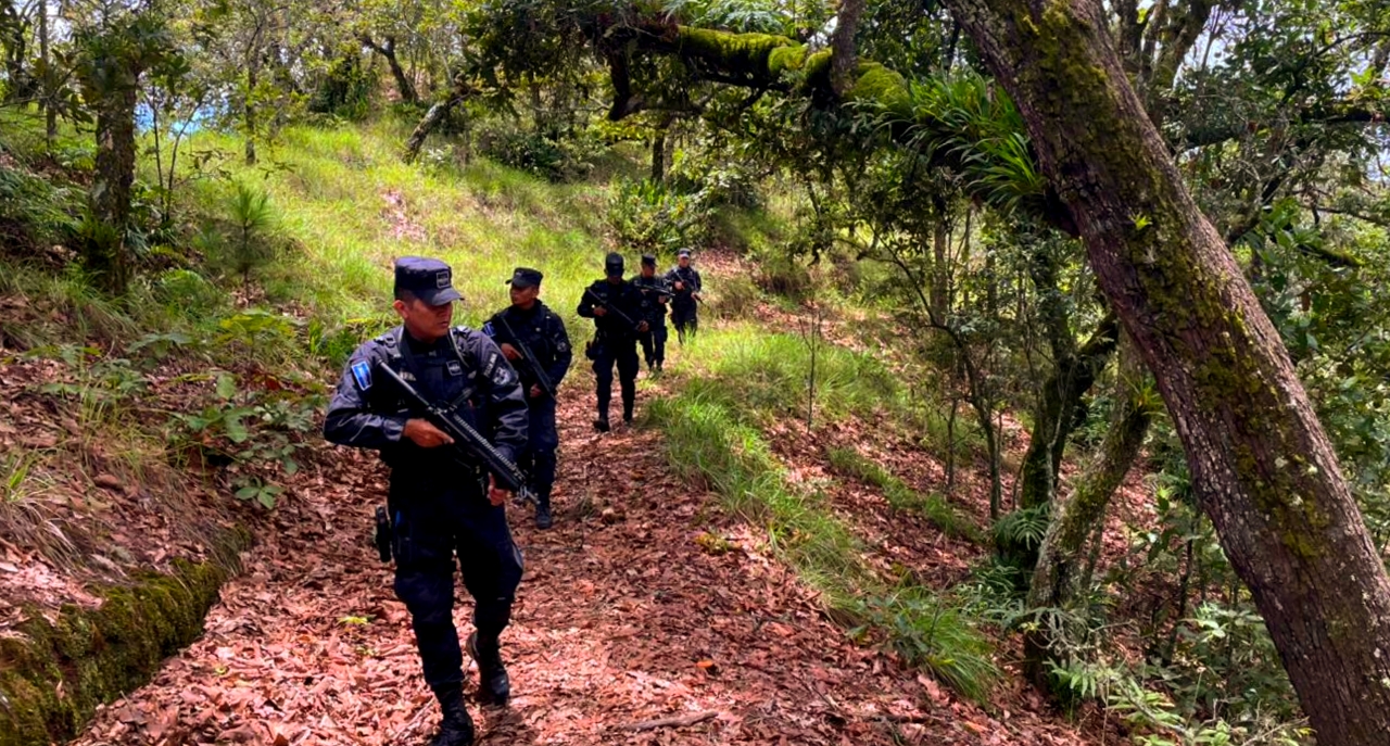 Fuerzas de seguridad de El Salvador mantienen operativos contra las pandillas durante el estado de excepción impuesto por Nayib Bukele. (Foto Prensa Libre: PNC El Salvador)