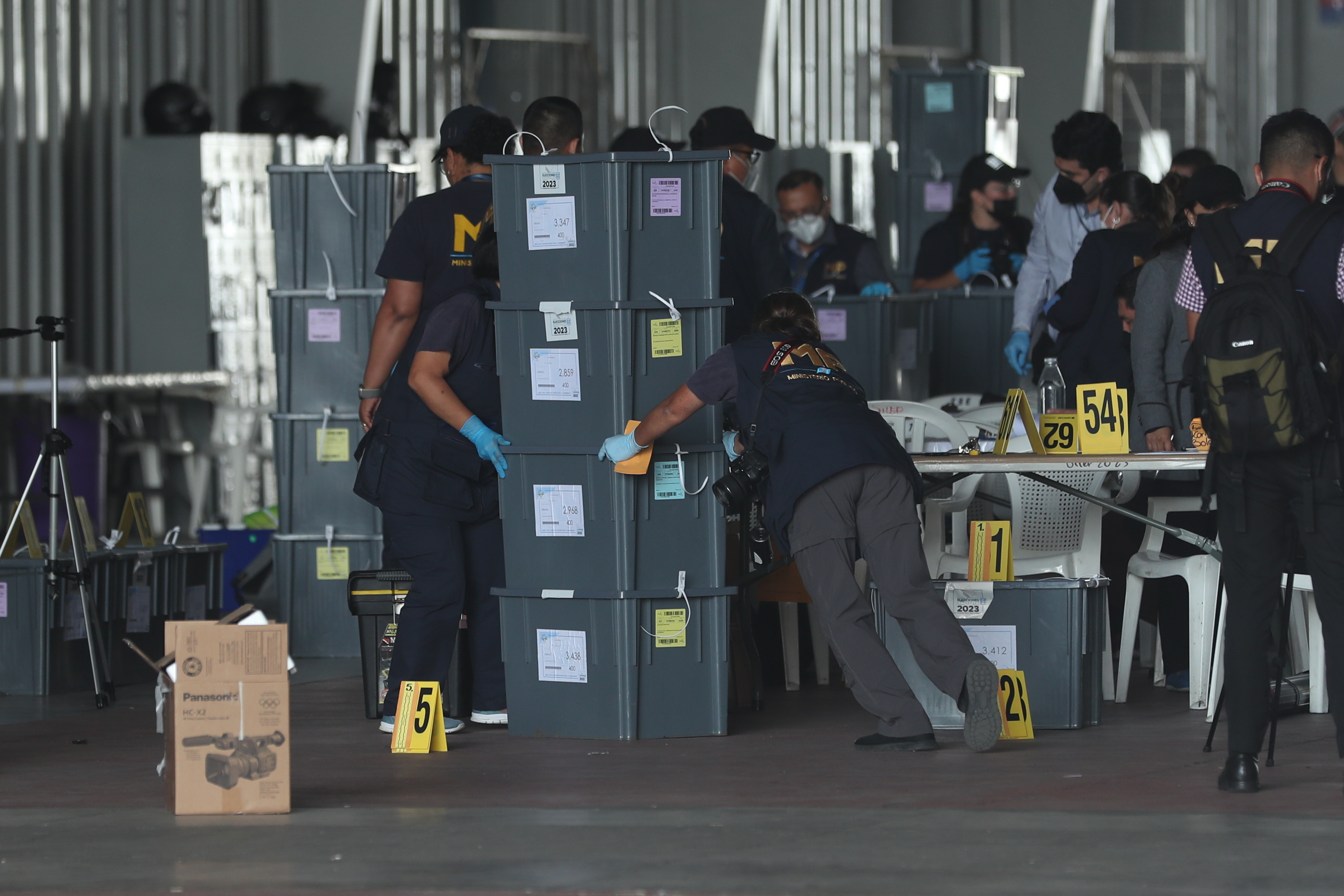 Personal de la Fiscalía Especial Contra la Impunidad del Ministerio Público abrieron cajas electorales este 12 de septiembre en el Centro de Operaciones del Proceso Electoral que está en el Parque de la Industria. (Foto Prensa Libre: Erick Ávila).