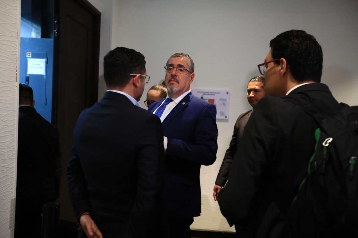 Arévalo y equipo legal del Movimiento Semilla presentan una querella contra la fiscal general Consuelo Porras. (Foto Prensa Libre: Carlos Hernández Ovalle)