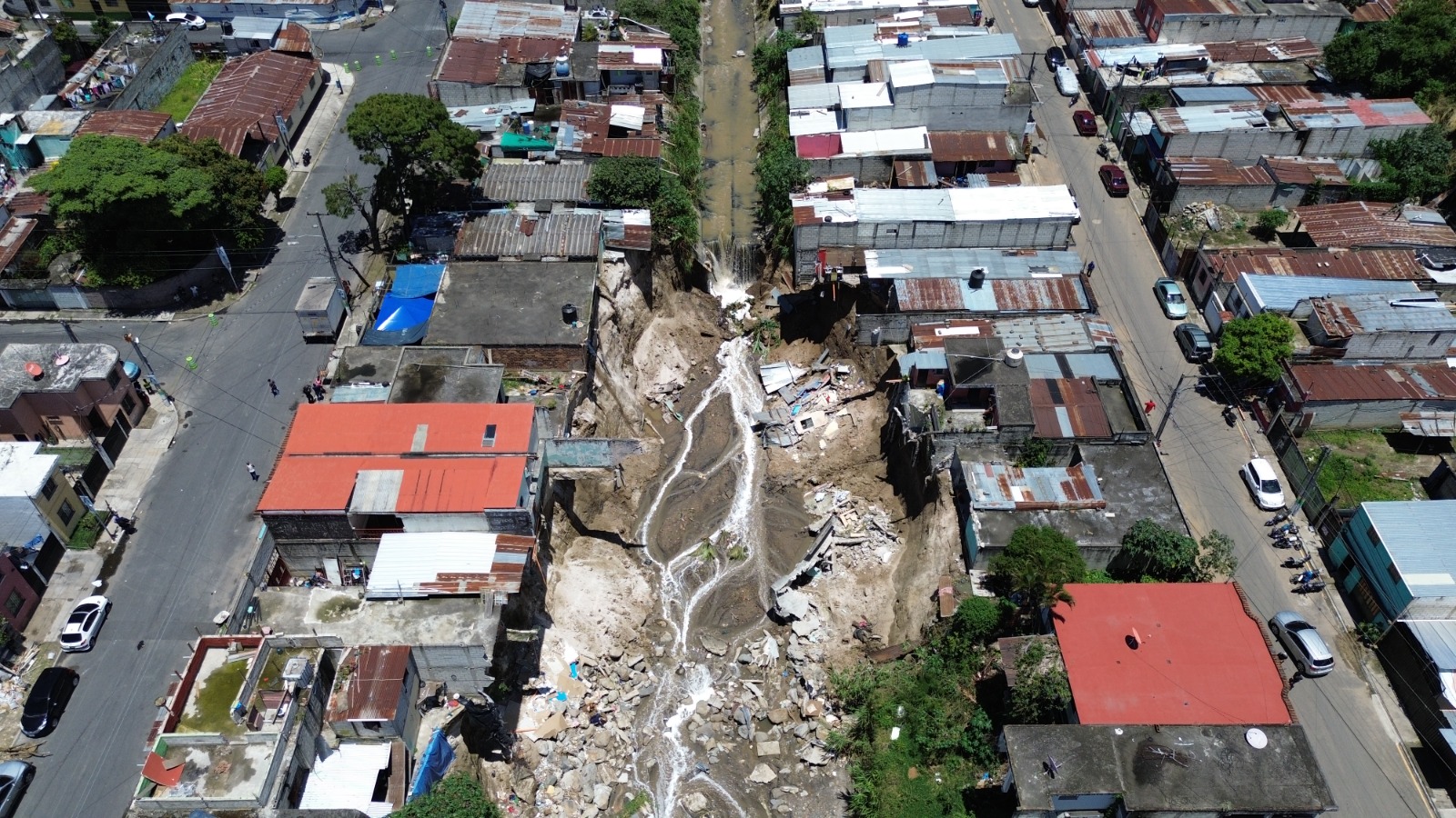 Vecinos de la 34 avenida, sector 4, Villa Hermosa I, San Miguel Petapa, han sido afectados por la crecida del río Pinula. Esta zona ha sido declarada de alto riesgo desde 2001, según Conred. (Foto Prensa Libre: Elmer Vargas).