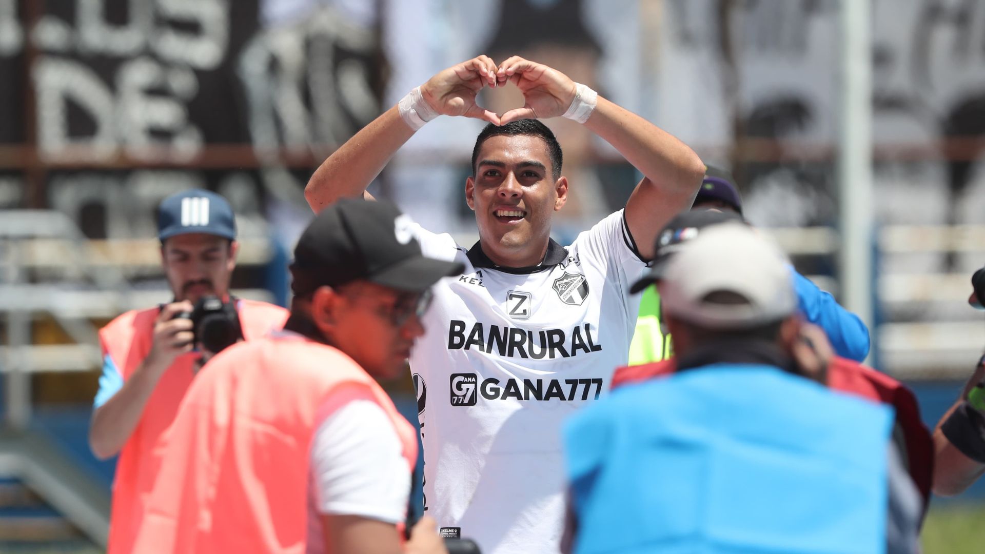 El delantero de Comunicaciones, Erick Rivera, celebra uno de sus dos tantos a Coatepeque. (Foto Prensa Libre: Erick Ávila)