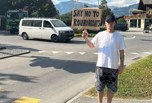 “Protestaré por cualquier cosa”: de qué trata el servicio de “manifestante famoso” que el cantante Robbie Williams ofreció en Suiza