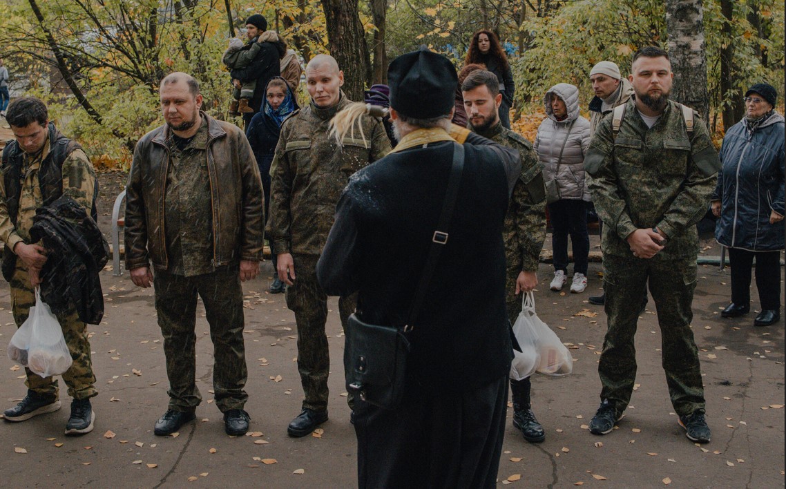 Un sacerdote bendice a hombres alistados en una oficina de reclutamiento en Moscú en 2022. El gobierno ruso ha tomado una serie de medidas para reforzar sus filas militares. (Foto Prensa Libre: Nanna Heitmann para The New York Times).