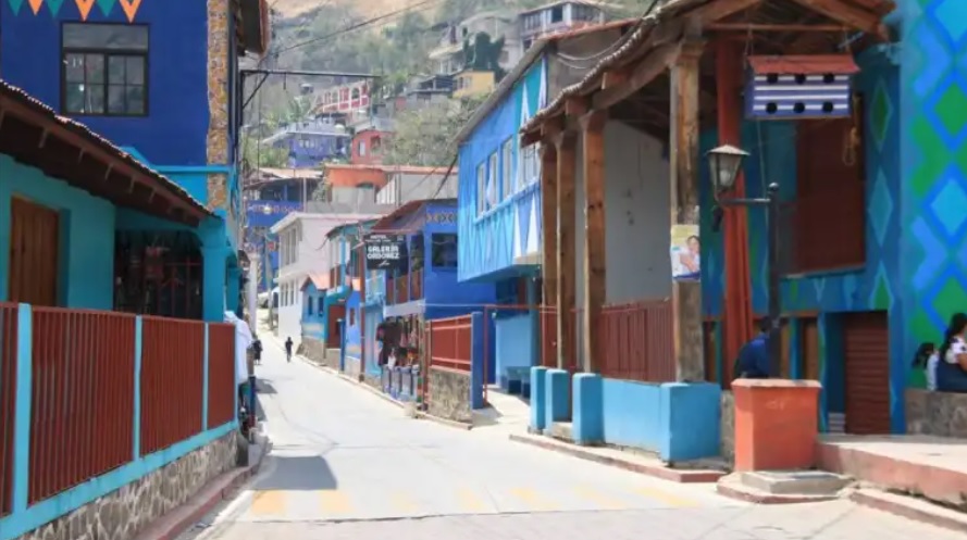 Las calles de Santa Catarina Palopó han sido pintadas con vistosos colores y diseños.