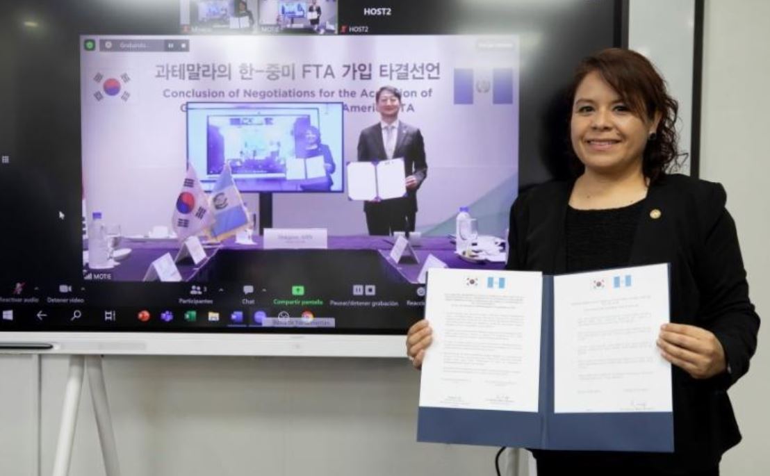 La ministra de Economía de Guatemala, Luz Pérez y el ministro de Comercio, Industria y Energía de Corea, Dukgeun Ahn, firmaron la declaración ministerial para la adhesión del país al TLC entre el país asiático y Centroamérica. (Foto, Prensa Libre: Mineco).