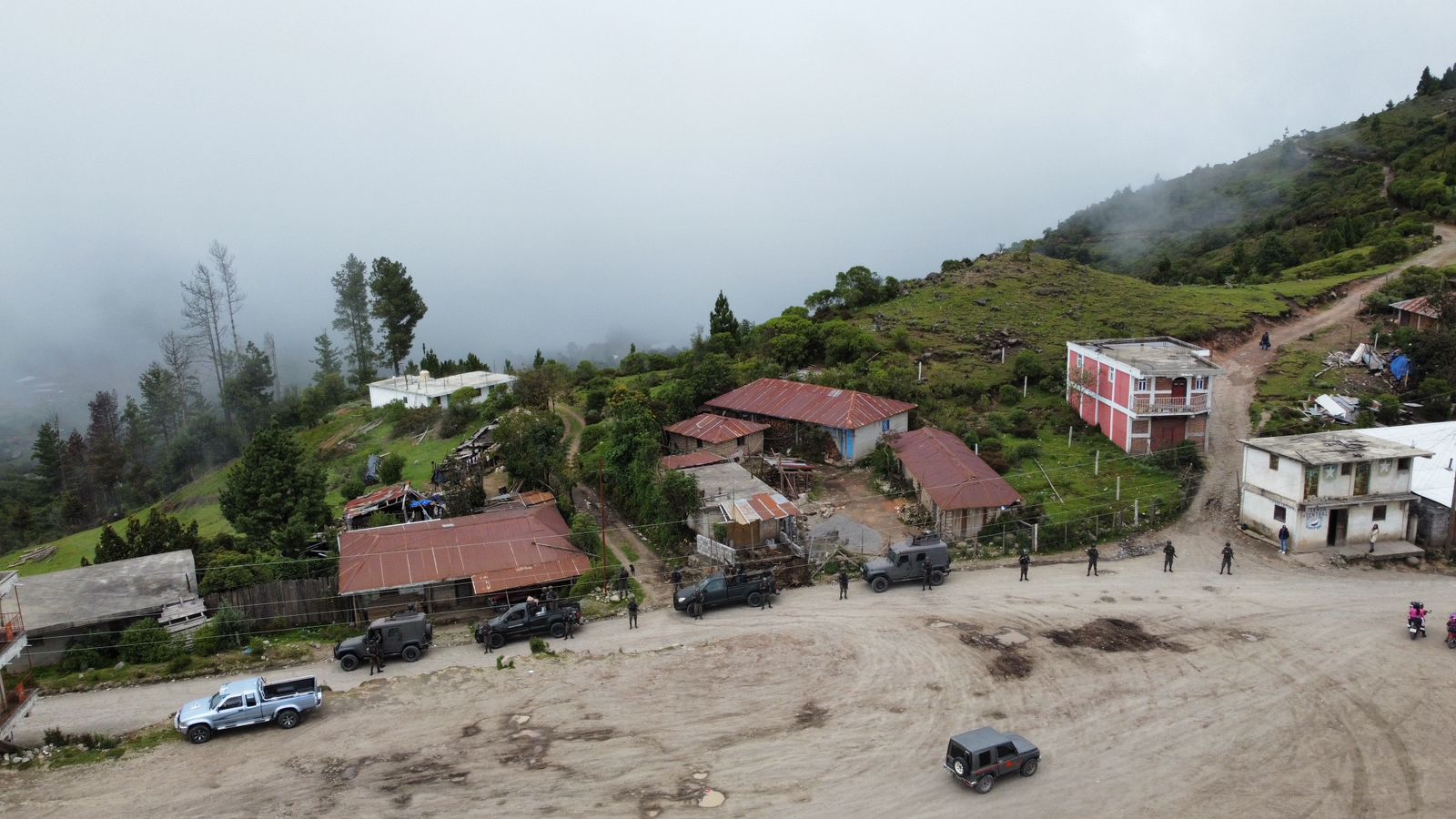 El Ejército de Guatemala desplazó a elementos a la frontera de Guatemala con México en aldeas de Tacaná, San Marcos que colindan con Motozintla, Chiapas. (Foto Prensa Libre: Ejército de Guatemala).