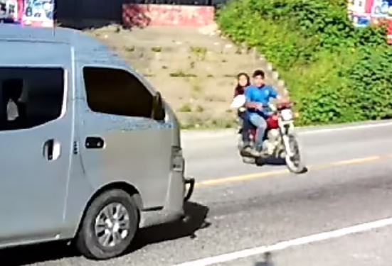 Video: cámara capta como tres personas abordo de una motocicleta son embestidos por un microbús en una aldea de Baja Verapaz