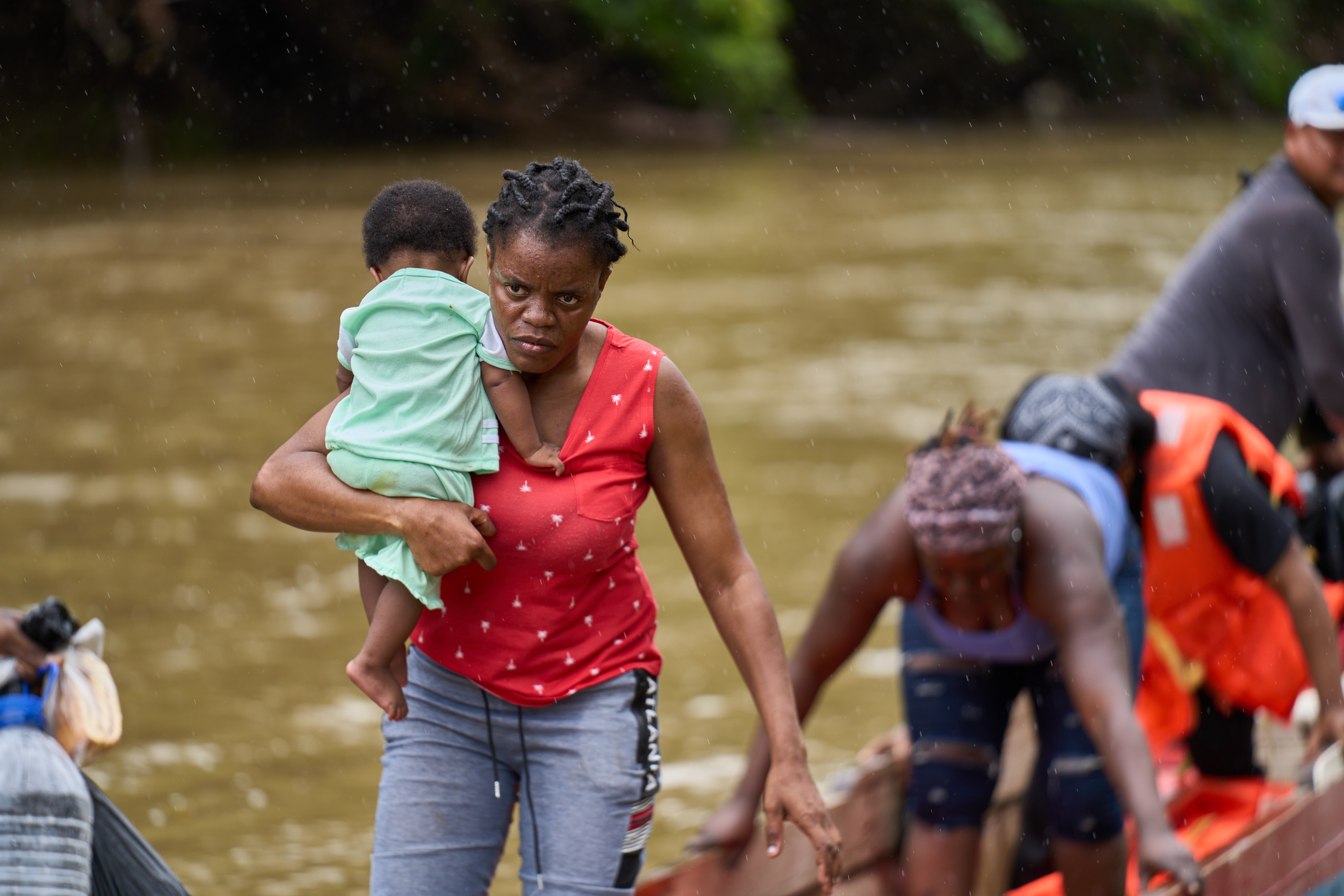 Esther, una madre haitina, junto a su esposo y dos hijos llegan al Centro de Recepción de Migrantes Temporales  Lajas Blancas, Panamá,  luego de cruzar la jungla del Darién. (Foto Prensa Libre: Unicef)
