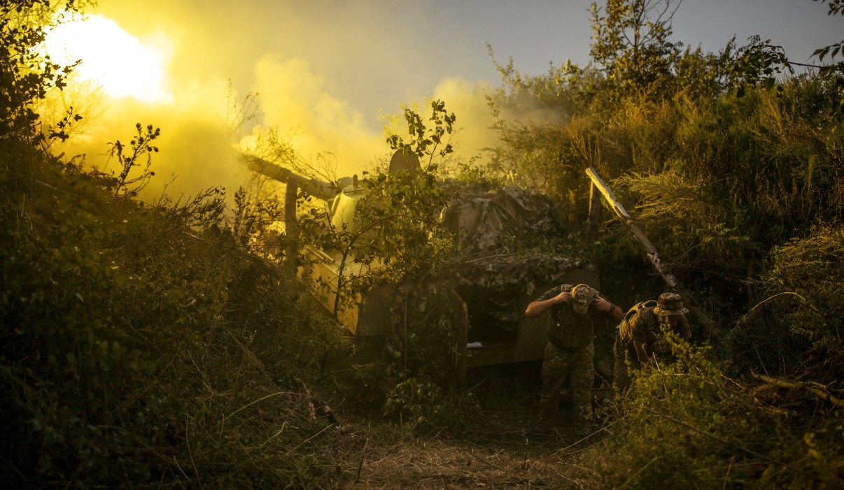 Soldados ucranianos disparan un obús contra objetivos en dirección a Bajmut, Ucrania, en la línea del frente de guerra oriental, el lunes 28 de agosto de 2023. (Tyler Hicks/The New York Times).