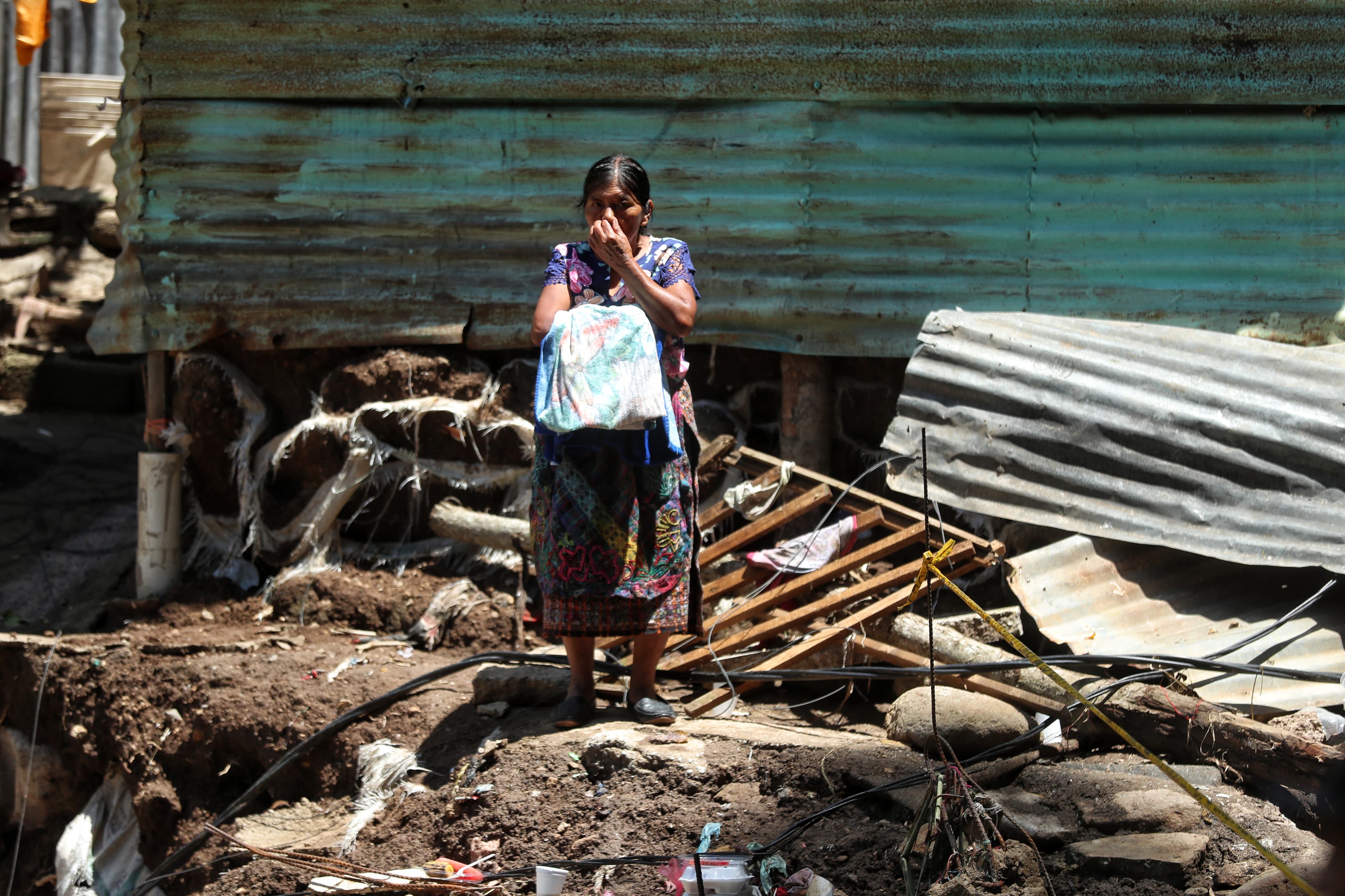 Vecinos del asentamiento Dios es Fiel viven incertidumbre por la tragedia en la que murieron niños y adultos. (Foto Prensa Libre: Esbin García) 