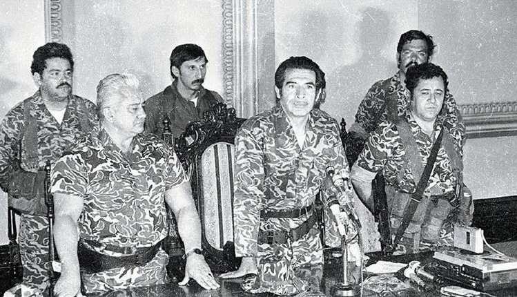 Efraín Ríos Montt en 1982 junto a los integrantes de la junta de gobierno. (Foto: Hemeroteca PL)