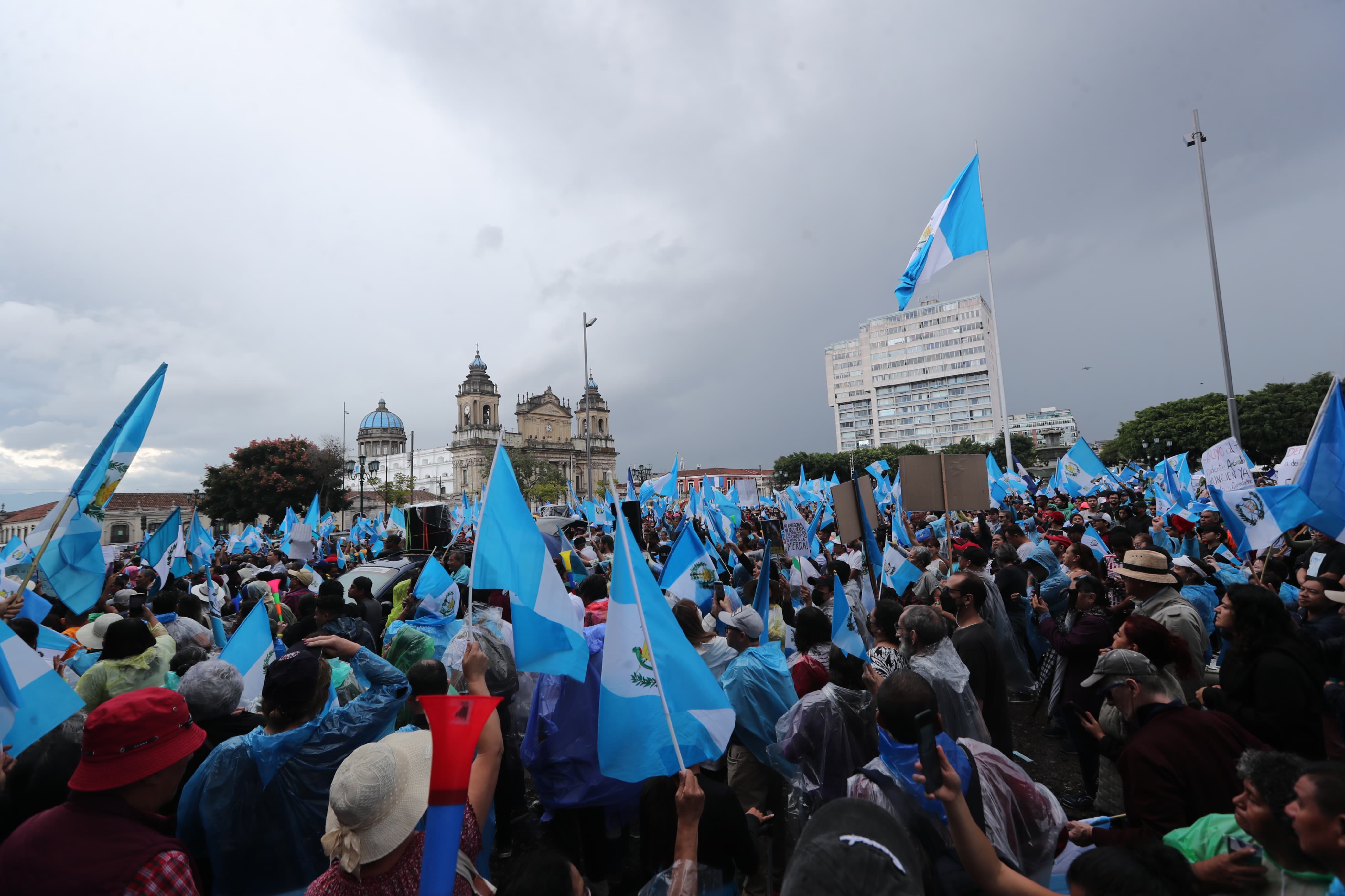 Fotos: Así fue la manifestación contra Consuelo Porras y Rafael Curruchiche y los mensajes que enviaron'