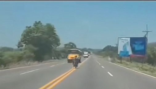 Video: motorista pierde el control y choca fuertemente contra un bus en Siquinalá