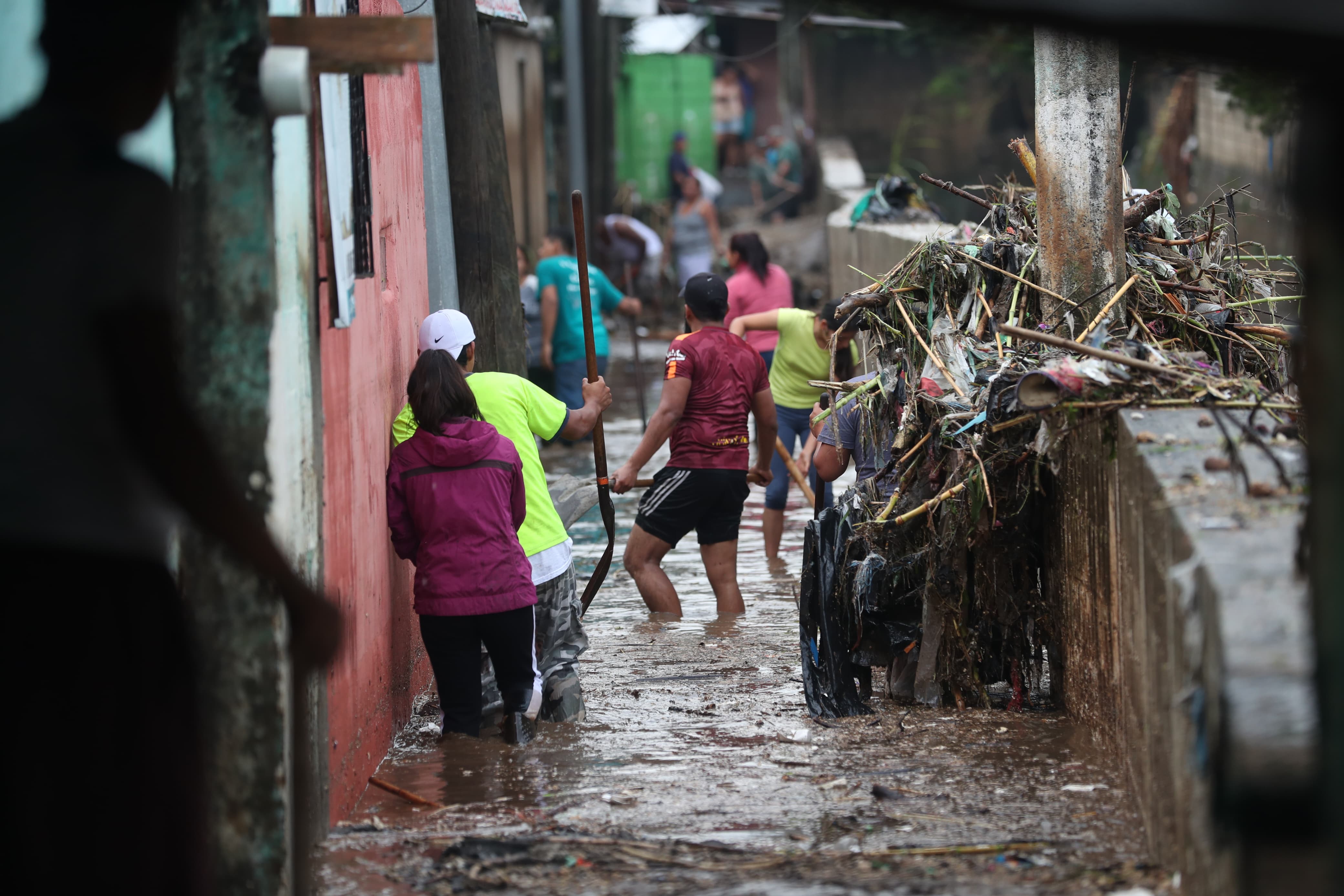 Vecinos de la localidad realizan limpiezas de las viviendas tras la correntada. (Foto Prensa Libre: Érick Ávila)