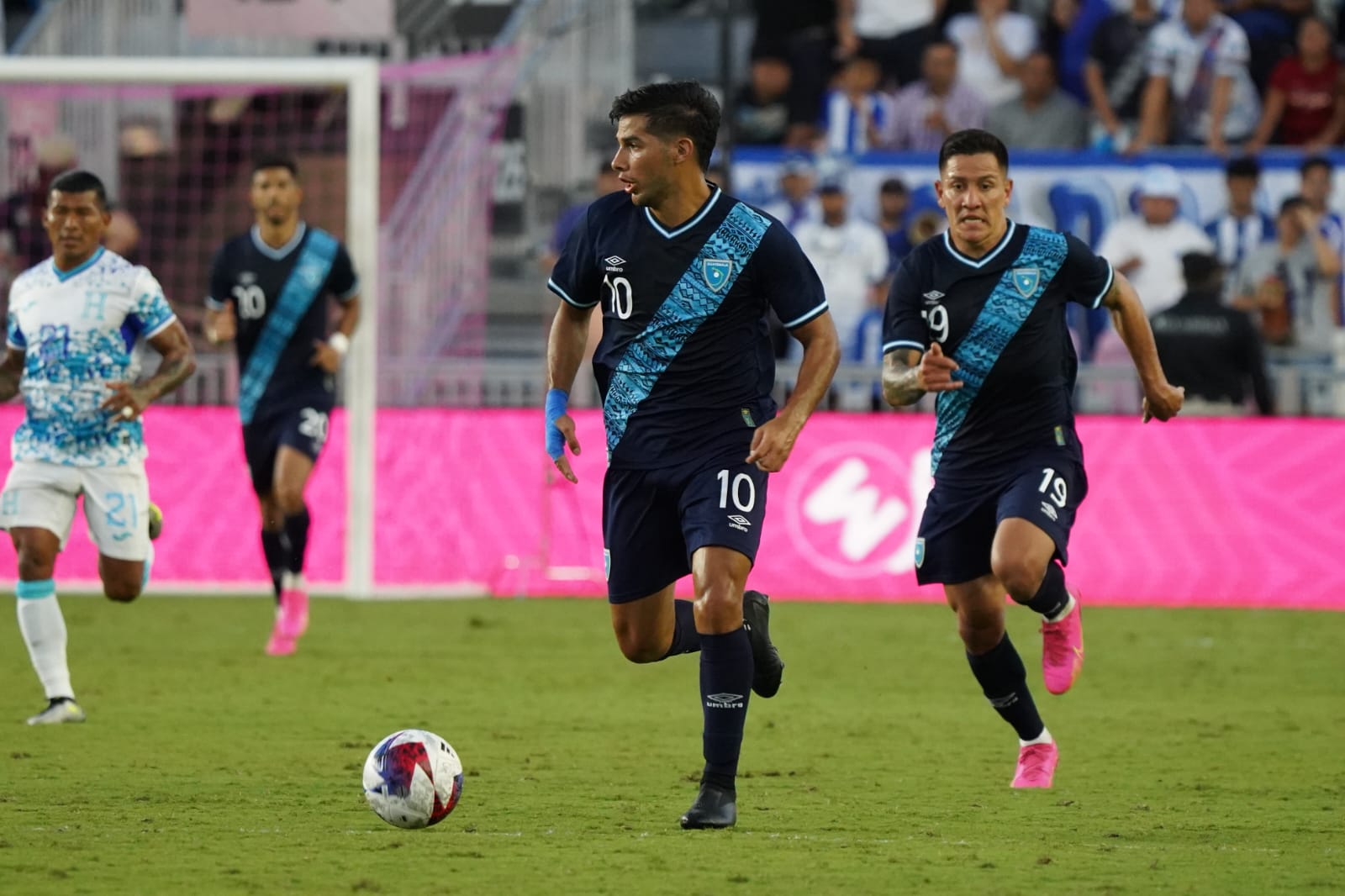 Antonio López y Esteban García en un partido con la Selección de Guatemala