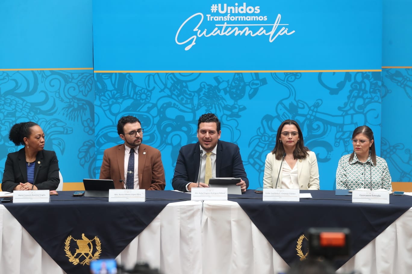 El equipo de transición el gobierno saliente realizó conferencia de prensa un día después de la reunión. (Foto Prensa Libre: Esbin García)