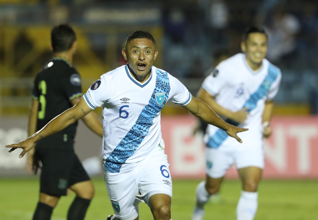 Carlos Mejía celebra su gol