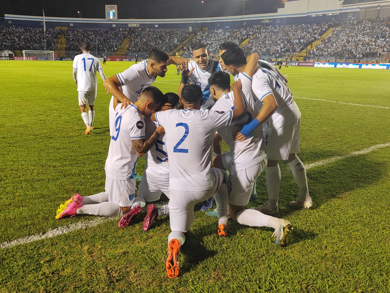 Selección de Guatemala celebra un gol