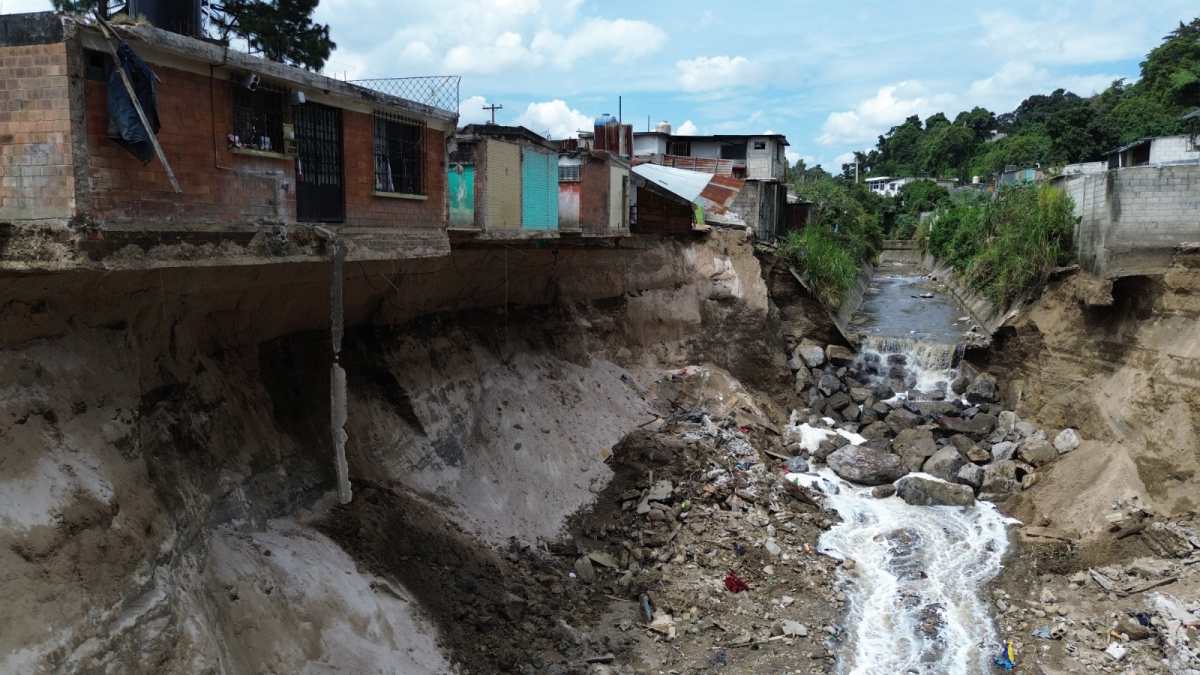Varias casas quedaron inhabitables luego de la crecida del río Pinula en Villa Hermosa, San Miguel Petapa. (Foto Prensa Libre: Elmer Vargas)