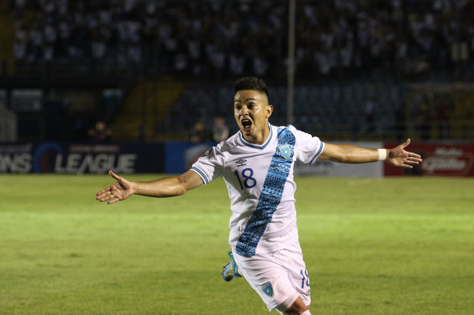 Óscar Santis celebra un gol con Guatemala