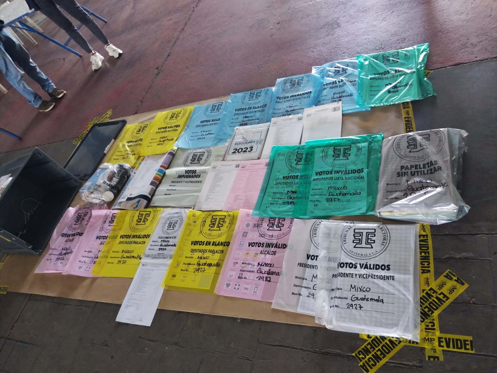 Como parte de los allanamientos que realiza el MP se abrieron las cajas electorales que se resguardan en el Parque de la Industria (Foto Prensa Libre: Erick Ávila)