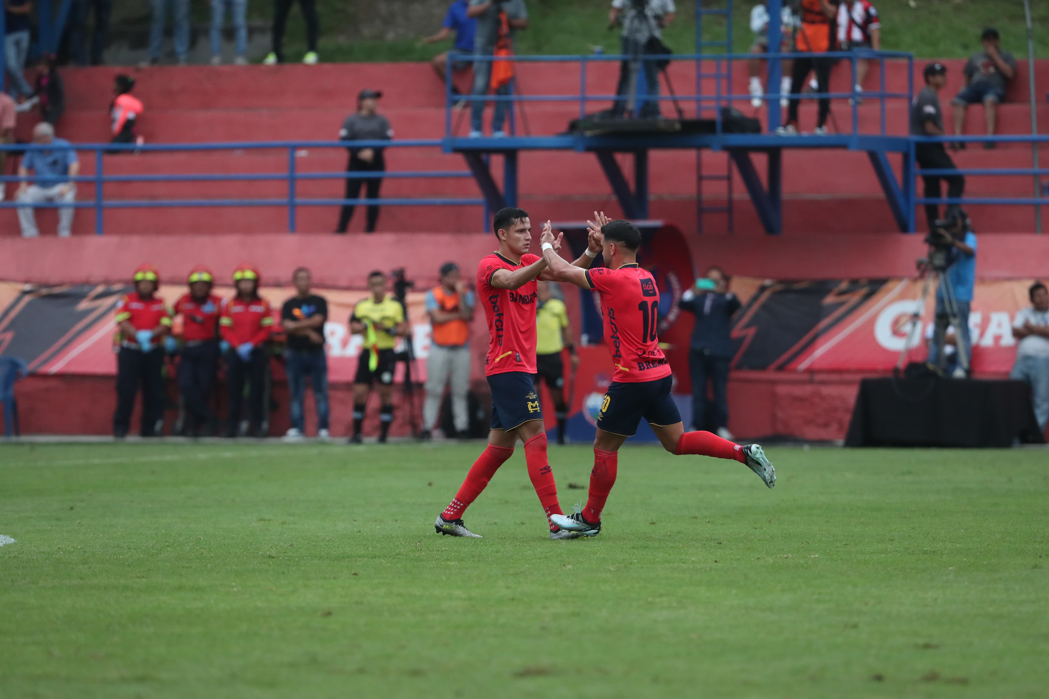 Martínez y Rotondi celebran el gol rojo del 2-2. Foto Prensa Libre (Érick Ávila)