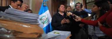 La magistrada Blanca Alfaro expuso el desorden en que el MP dejó documentos clave de las elecciones. Fotografía: Prensa Libre (Elmer Vargas).